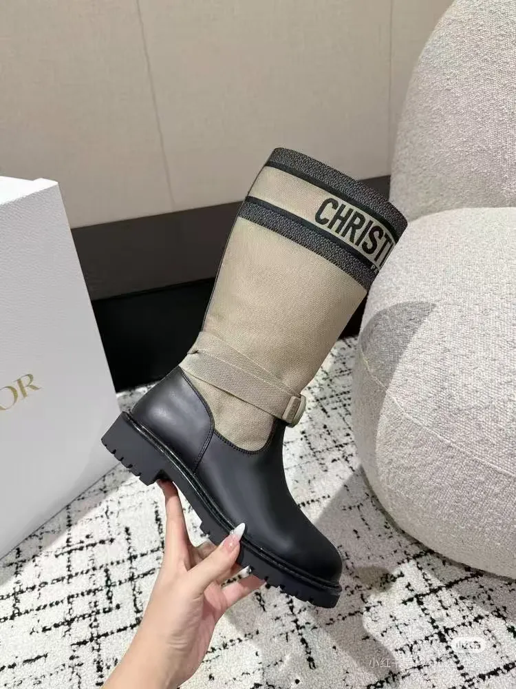 👟👟Ex-factory price 600👟👟, Dior embroidered graffiti boots, regardless of season or outfit, can be easily worn in various occasions. Putting on this pair of Dior embroidered boots is like stepping into a fashion universe full of art. This pair of boots was born in the 2013 autumn and winter series. It breaks the rules and does not follow the trend of pursuing gorgeousness. Instead, it tells the brand's dedication to quality with a low-key and deep luster. The square toe design abandons the sharp edge and adds a bit of mature and stable temperament. Whether it is paired with an elegant long skirt or a smart trousers, it can be easily controlled without any sense of violation.   The most eye-catching thing is the exquisite embroidery on the boots. Every stitch and thread is the hard work of craftsmen, and it is the perfect fusion of traditional craftsmanship and modern design. These embroideries are not simple decorations, but lively stories that slowly unfold on the uppers of the boots, giving these boots a unique soul. Wearing it, you are not only showing your fashion sense, but also demonstrating your ultimate pursuit of quality of life. Every step you take shows Dior's unique elegance and confidence.  Material: First-layer cowhide + sheepskin lining + rubber non-slip outsole Number of yards: 35-40 yards Color: black apricot